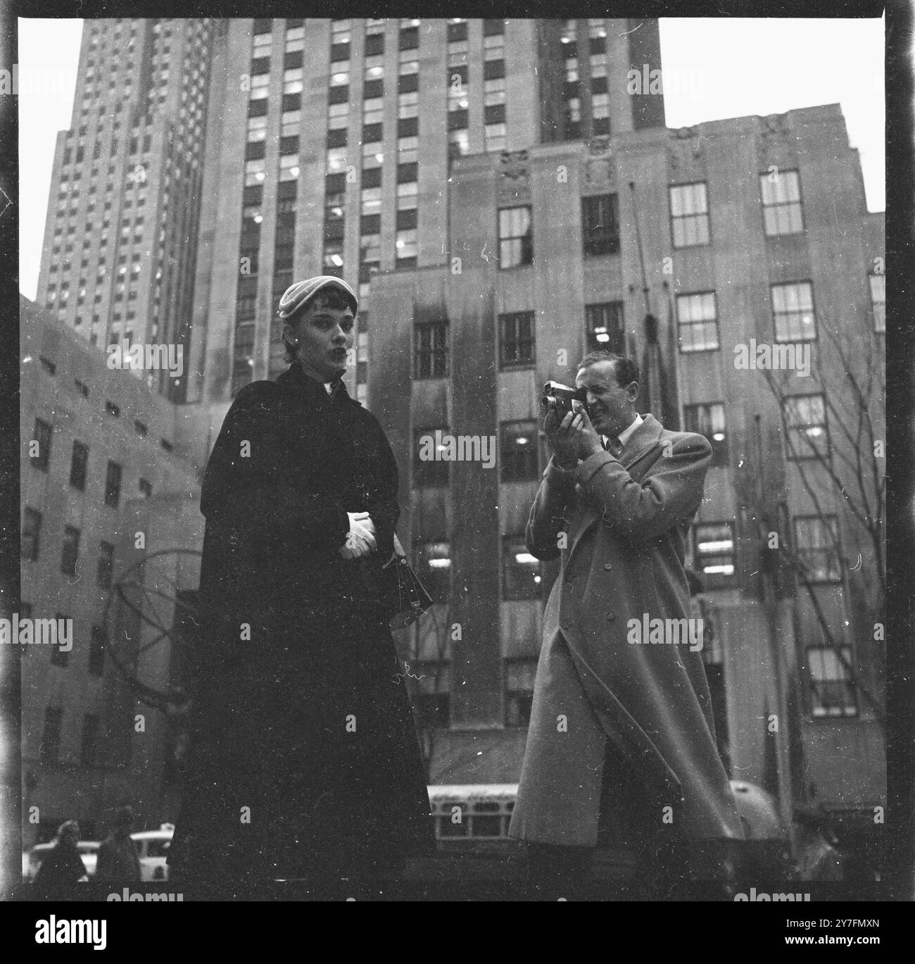Audrey Hepburn besuchte 1952 New York, USA, wo sie 1952 in Gigi am Broadway in New York spielte. Sie ist mit ihrem damaligen Verlobten James Hanson (ein begeisterter Amateurfotograf) zusammen, der später Lord Hanson wurde. Sie sind im Rockefeller Center. Foto von George Douglas Stockfoto