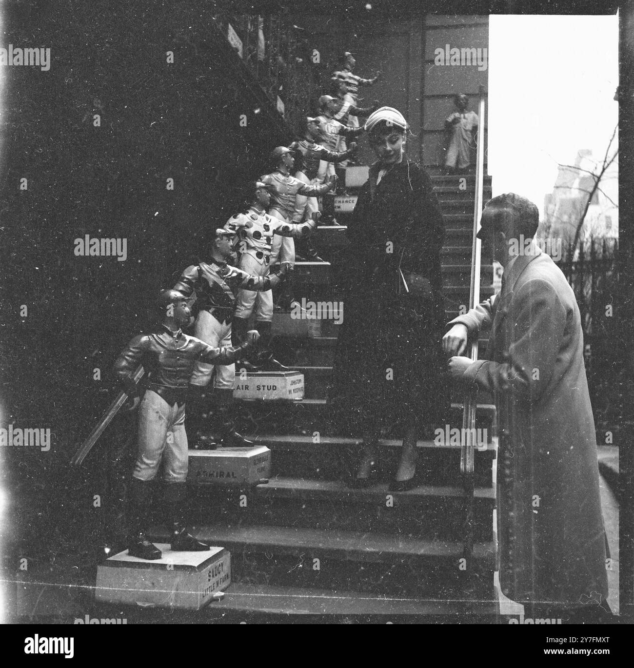 Audrey Hepburn besuchte 1952 New York, USA, wo sie 1952 in Gigi am Broadway in New York spielte. Sie ist mit ihrem Verlobten James Hanson zusammen, der später Lord Hanson wurde. Sie befinden sich auf den Stufen des 21 Clubs im Zentrum von Manhattan, in der 52nd Street. (21 West 52nd Street). Die ornamentalen Statuen von Jockeys sind seit den 1930er Jahren ein Merkmal des berühmten Restaurants und der Bar, Fotografie von George Douglas Stockfoto