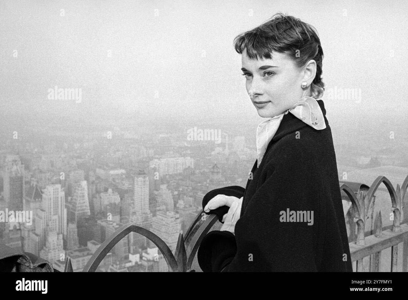 Audrey Hepburn besuchte 1952 New York, USA, wo sie 1952 in Gigi am Broadway in New York spielte. Sie befindet sich oben auf dem Rockerfeller Tower auf der Aussichtsplattform mit Blick auf die Skyline von Manhattan. Foto von George Douglas Stockfoto