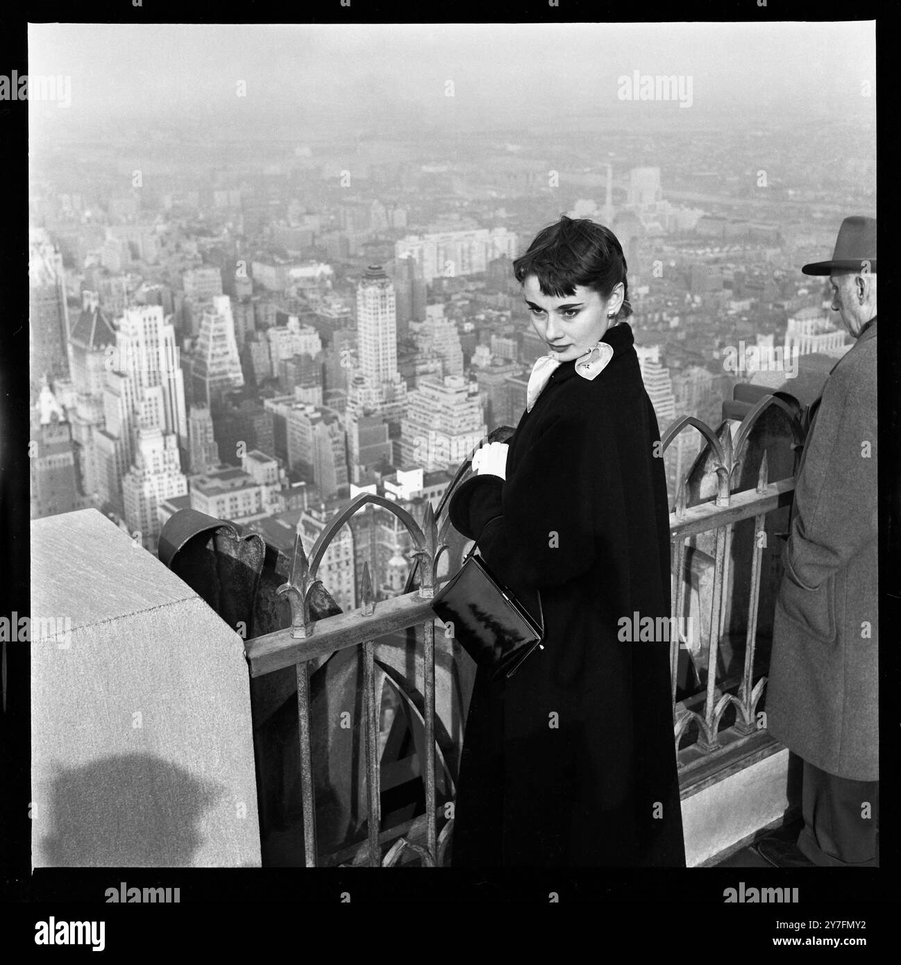 Audrey Hepburn besuchte 1952 New York, USA, wo sie 1952 in Gigi am Broadway in New York spielte. Sie befindet sich oben auf dem Rockerfeller Tower auf der Aussichtsplattform mit Blick auf die Skyline von Manhattan. Foto von George Douglas Stockfoto