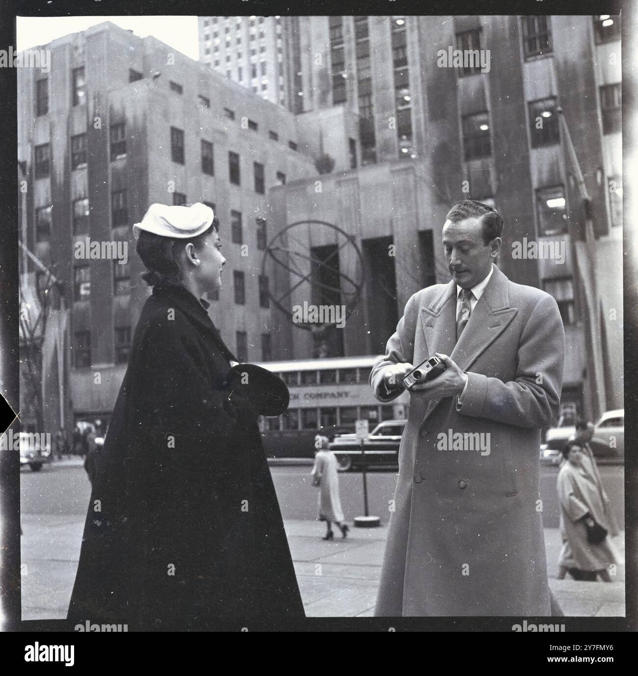 Audrey Hepburn besuchte 1952 New York, USA, wo sie 1952 in Gigi am Broadway in New York spielte. Sie ist mit ihrem damaligen Verlobten James Hanson (ein begeisterter Amateurfotograf) zusammen, der später Lord Hanson wurde. Sie sind im Rockerfeller Center. Foto von George Douglas Stockfoto