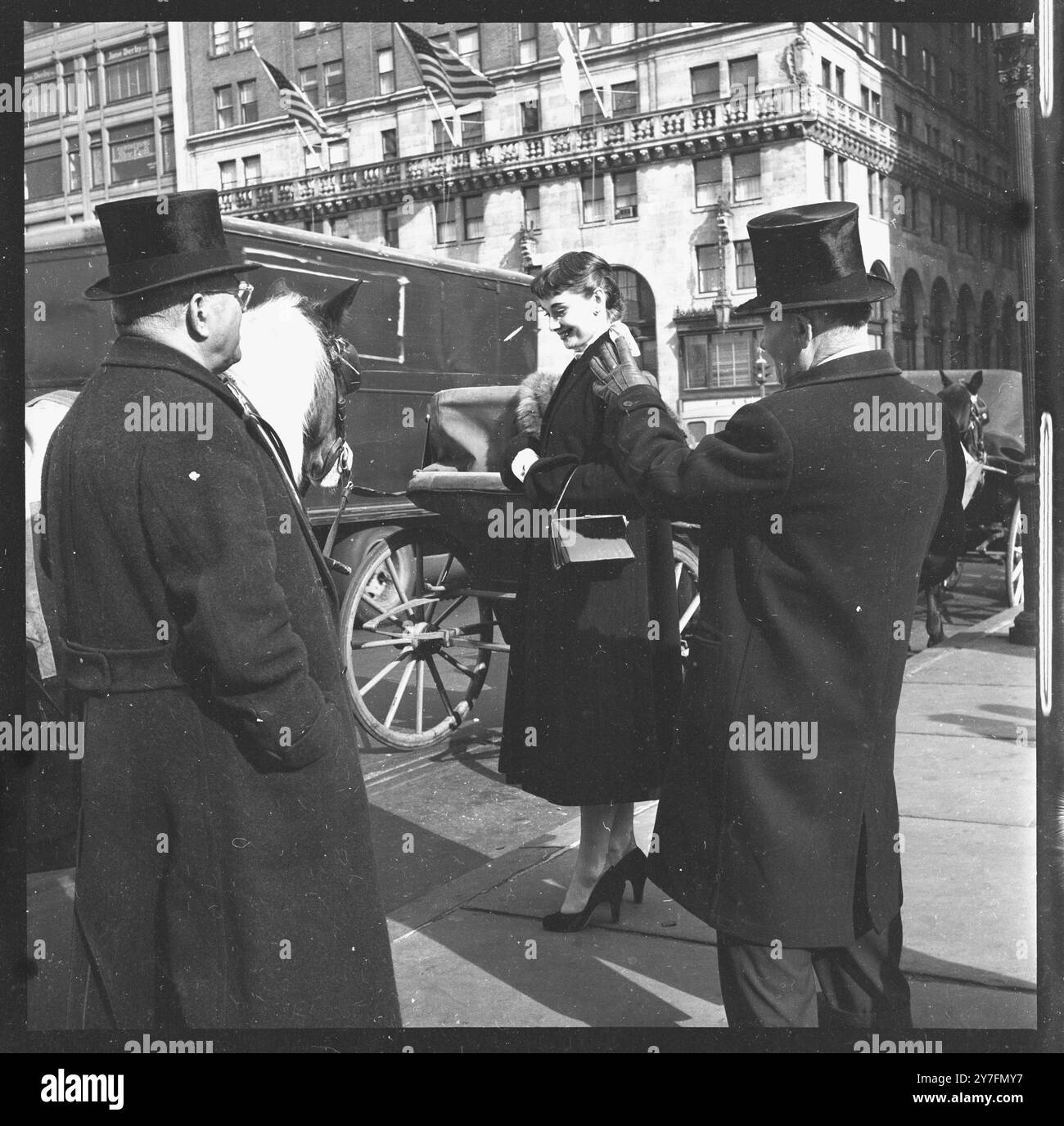 Audrey Hepburn besuchte 1952 New York, USA, wo sie 1952 in Gigi am Broadway in New York spielte. Sie ist auf dem Pferdekutschenstand am Central Park, Manhattan. Foto von George Douglas Stockfoto