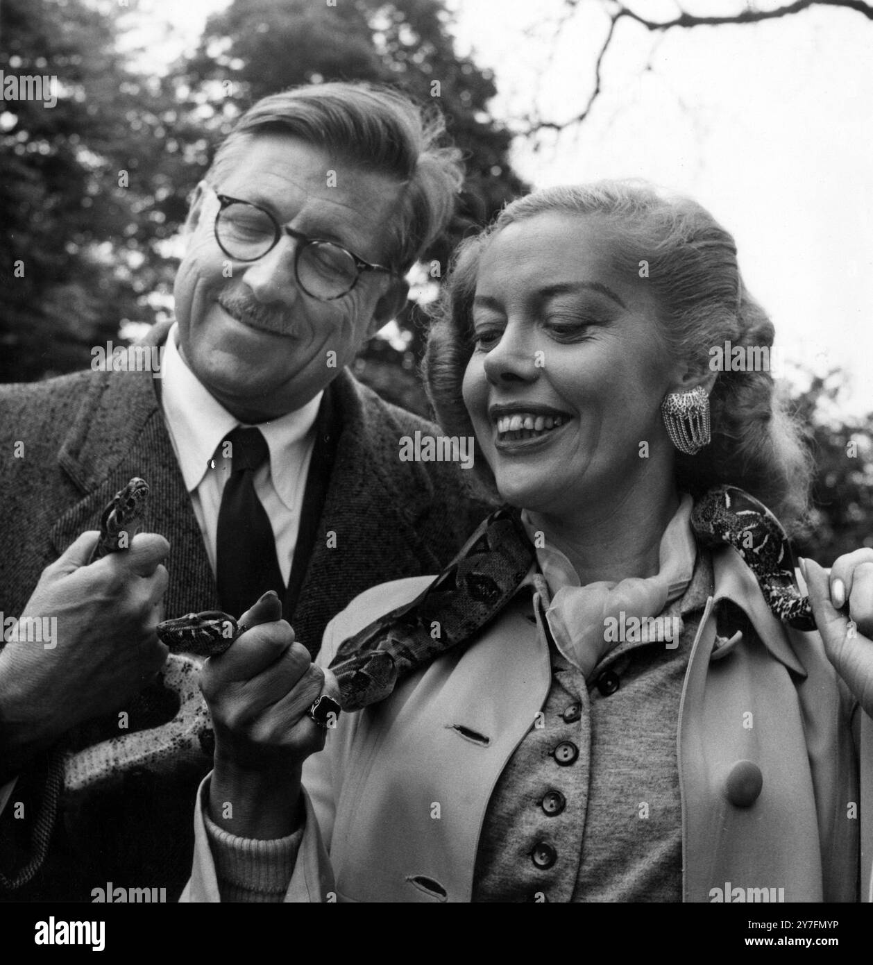 Armand und Michaela Denis und eine Schlange im Whipsnade Zoo. Die beiden waren beliebte TV-Stars der 1950er und 1960er Jahre mit ihren Serien wie Filmen Wild Animals, Filmen in Afrika und On Safari. Stockfoto
