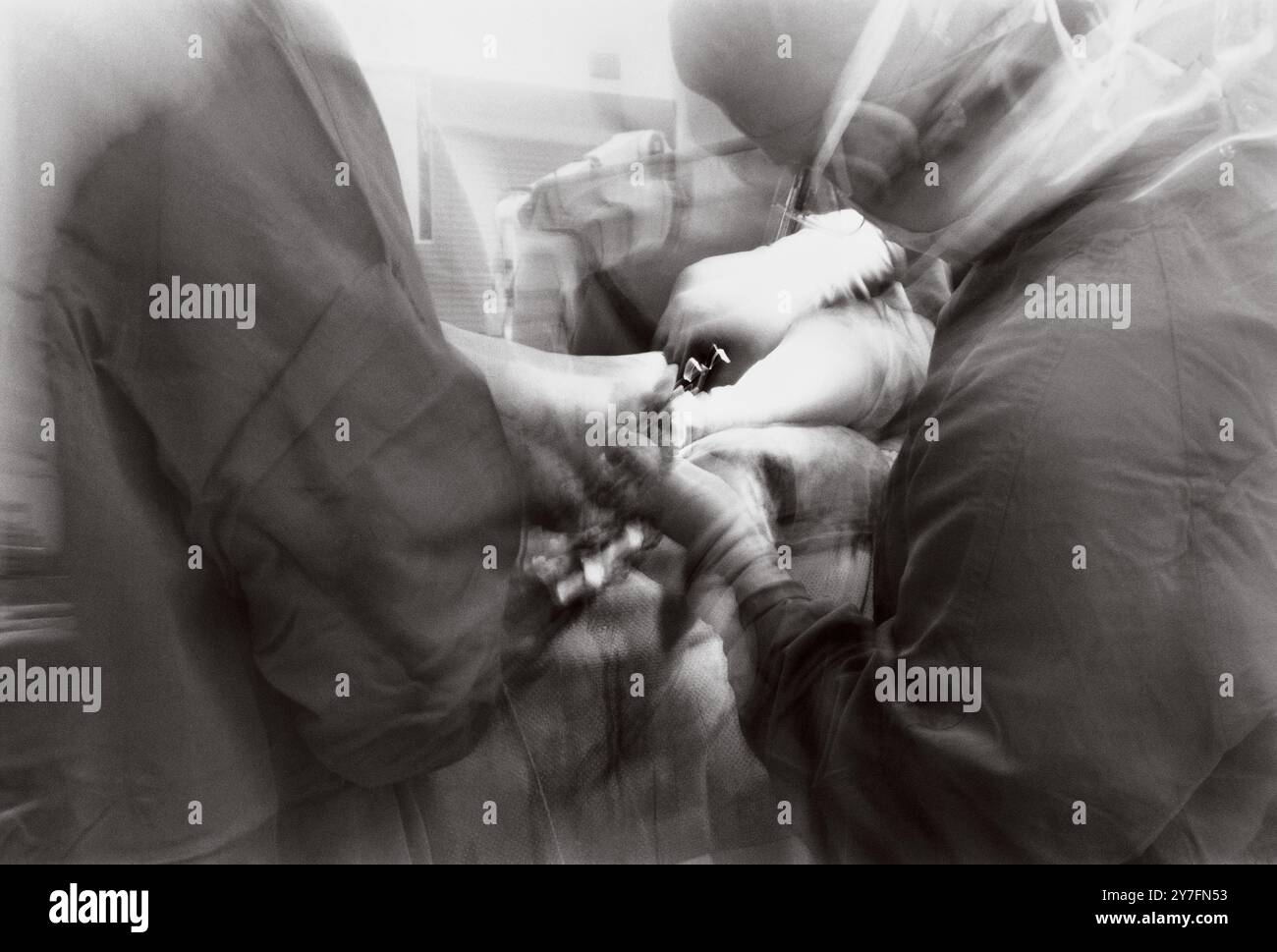 Ärzte, die im Operationssaal operieren. Stockfoto