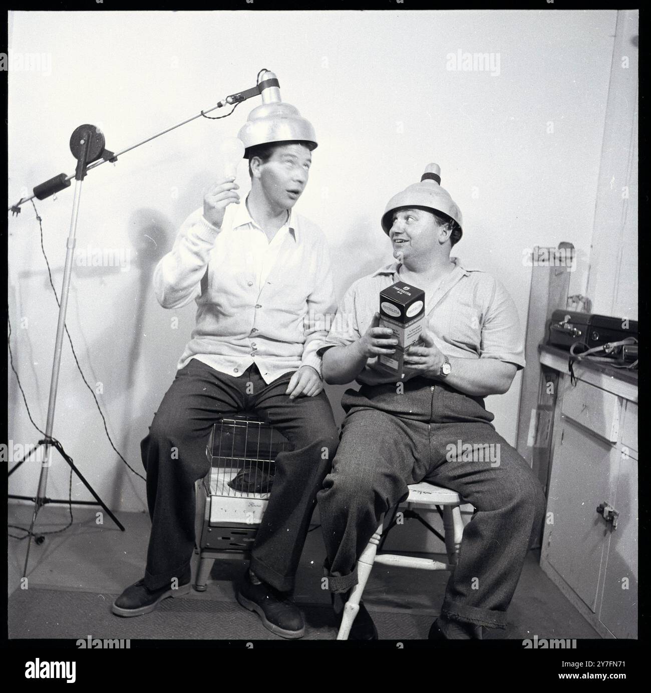 Harry Secombe und Max Bygraves, sowohl Sänger als auch Komödianten, die in den 1950er und 60er Jahren beliebt waren 1956. Foto von George Douglas Stockfoto