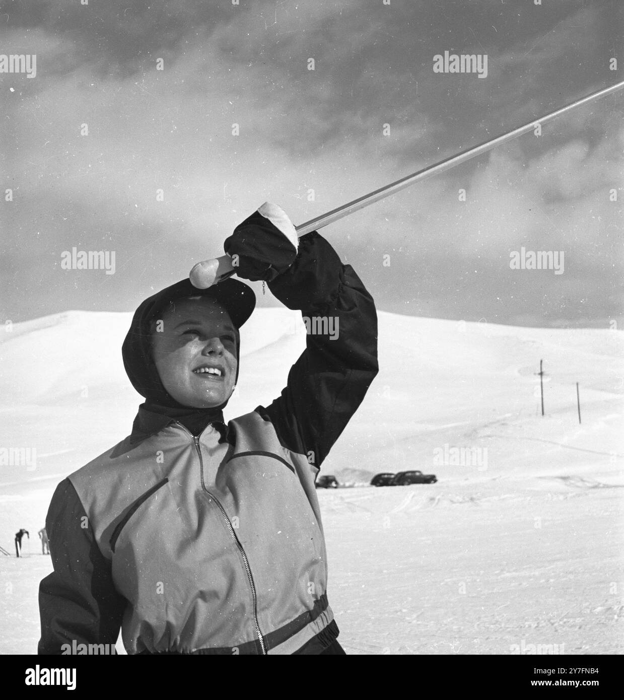 June Allysons, US-amerikanische Schauspielerin (1917–2006) im Skigebiet Sun Valley, Idaho, USA. 1948 oder 1949. Foto von George Douglas Stockfoto