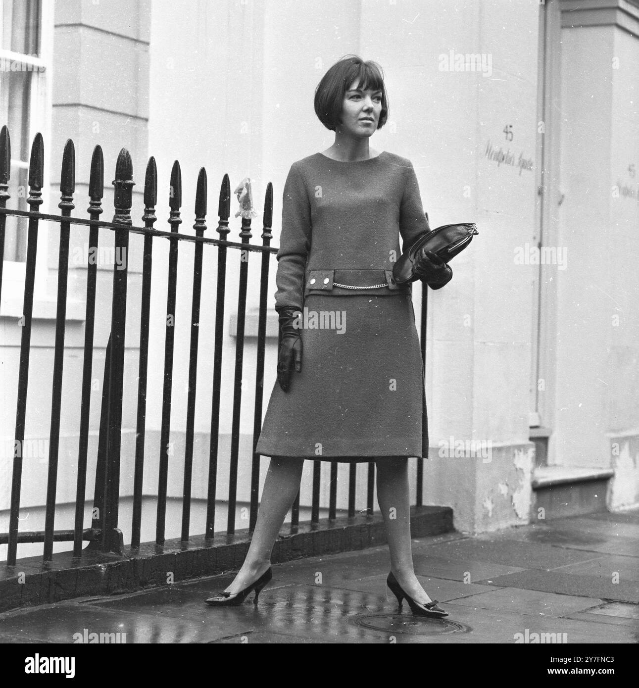 Mary Quant in Chelsea, London, 1963. b. 1934. Die Modekönigin der 1960er Jahre, die den Minirock und die Hot Hosen in die tägliche Kleidung brachte und Pionierarbeit für erschwingliche, lustige Mode für junge Menschen leistete. Foto von George Douglas Stockfoto