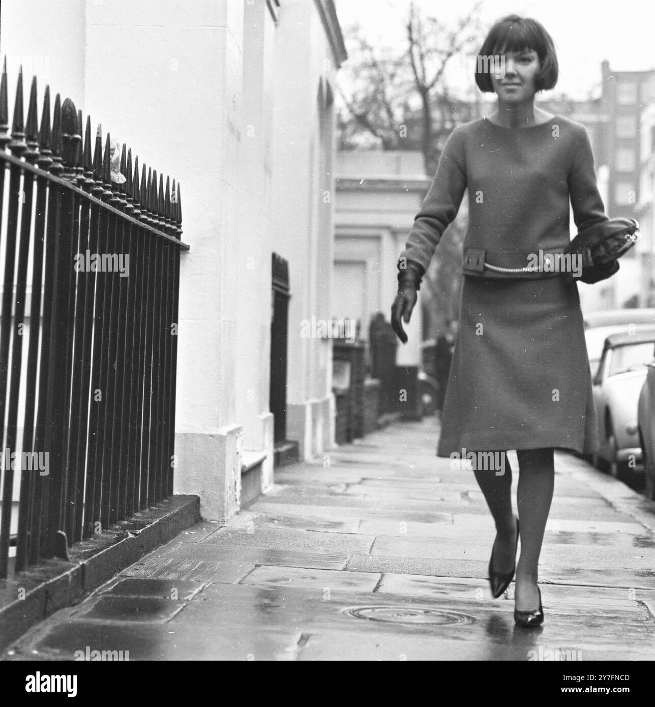 Mary Quant in Chelsea, London, 1963. b. 1934. Die Modekönigin der 1960er Jahre, die den Minirock und die Hot Hosen in die tägliche Kleidung brachte und Pionierarbeit für erschwingliche, lustige Mode für junge Menschen leistete. Foto von George Douglas Stockfoto