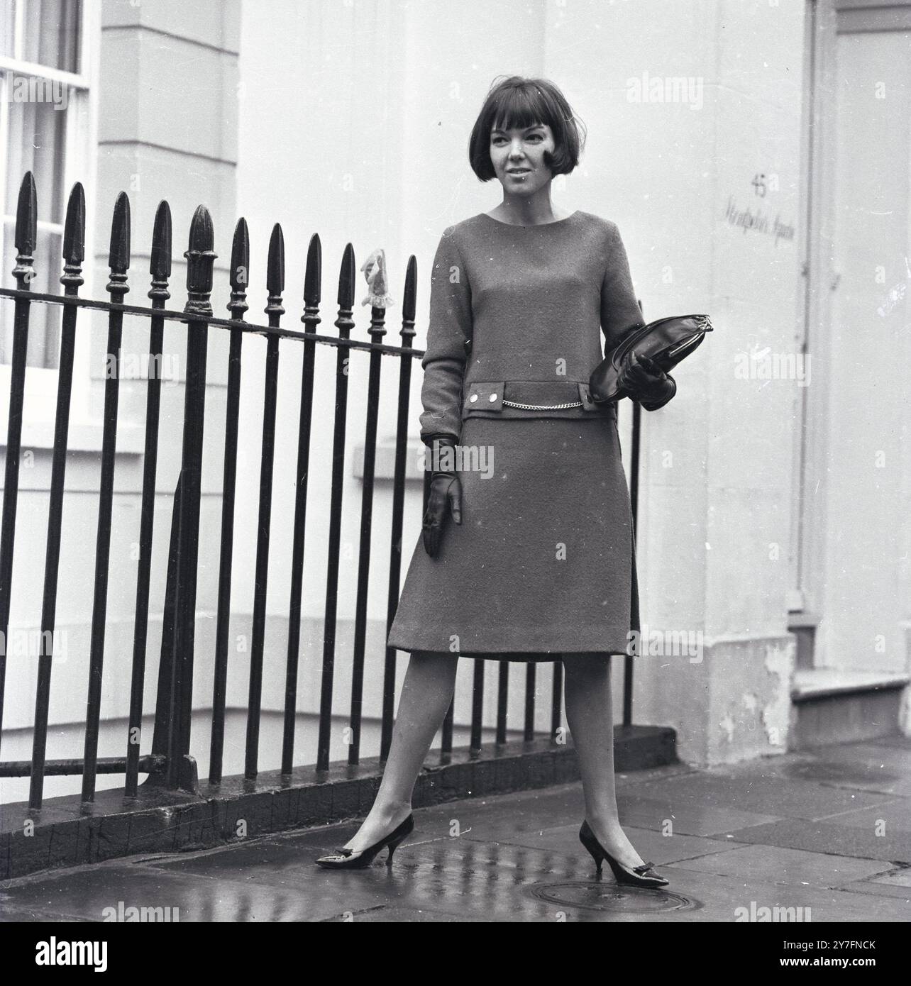 Mary Quant in Chelsea, London, 1963. b. 1934. Die Modekönigin der 1960er Jahre, die den Minirock und die Hot Hosen in die tägliche Kleidung brachte und Pionierarbeit für erschwingliche, lustige Mode für junge Menschen leistete. Foto von George Douglas Stockfoto