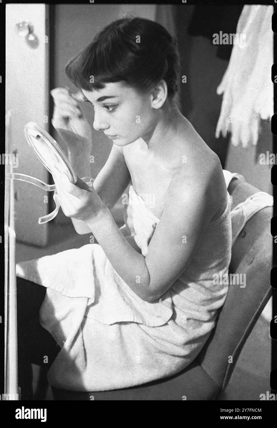 Audrey Hepburn macht eine Aufführung von Gigi in ihrer Garderobe am Broadway, New York, USA, wieder wett. 1952. Foto von George Douglas Stockfoto