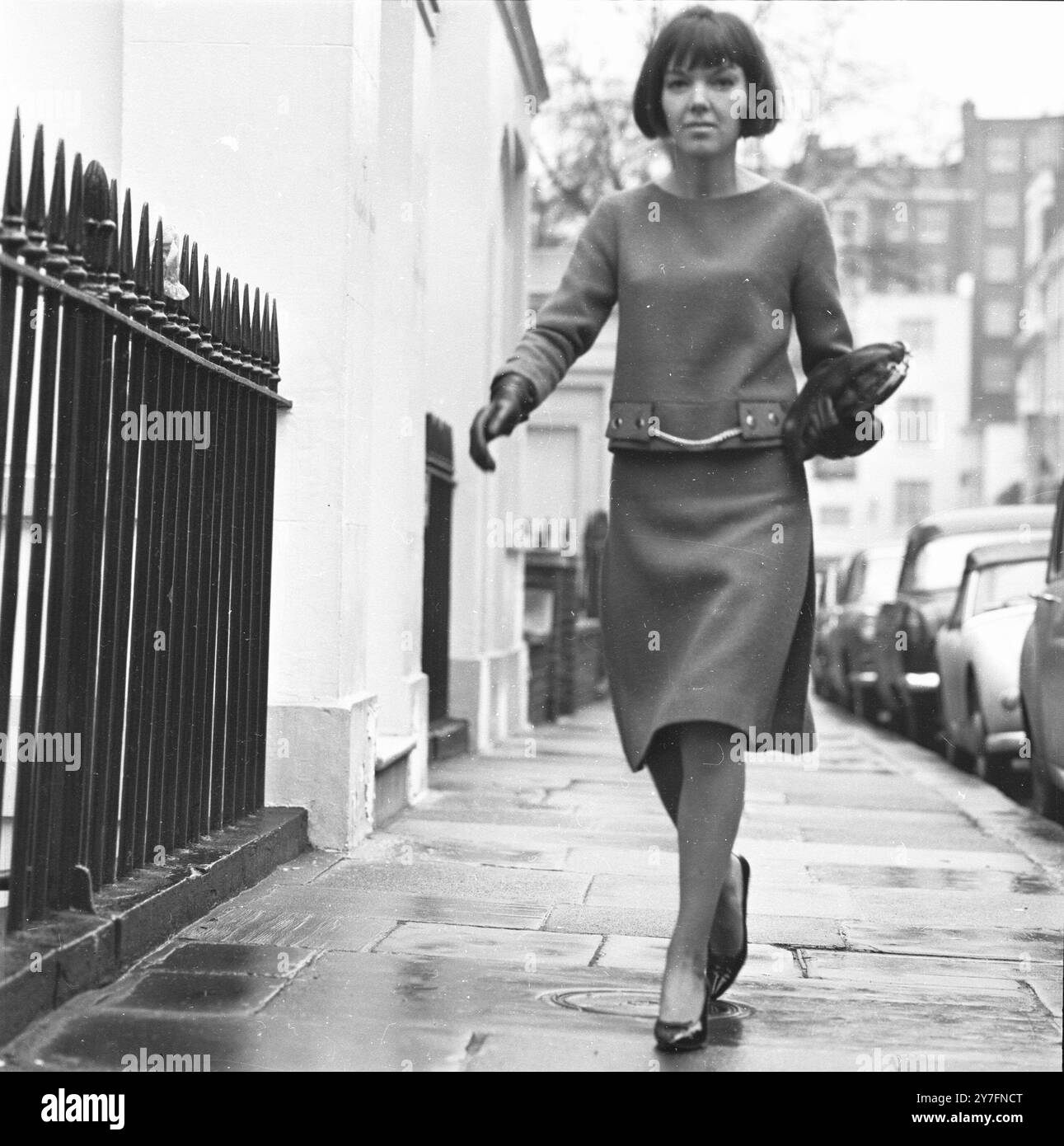 Mary Quant in Chelsea, London, 1963. b. 1934. Die Modekönigin der 1960er Jahre, die den Minirock und die Hot Hosen in die tägliche Kleidung brachte und Pionierarbeit für erschwingliche, lustige Mode für junge Menschen leistete. Foto von George Douglas Stockfoto