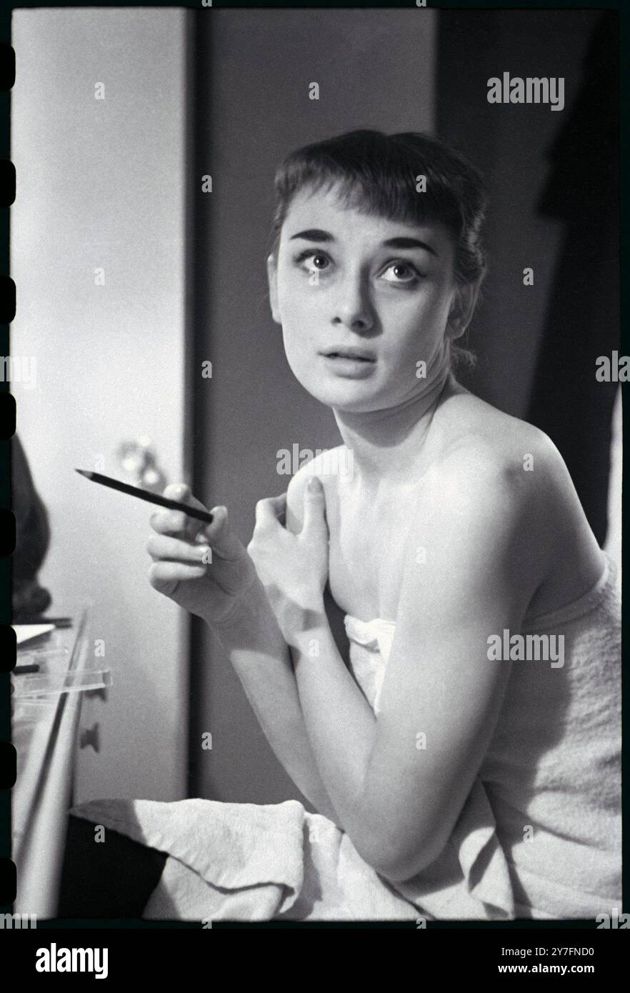 Audrey Hepburn macht eine Aufführung von Gigi in ihrer Garderobe am Broadway, New York, USA, wieder wett. 1952. Foto von George Douglas Stockfoto