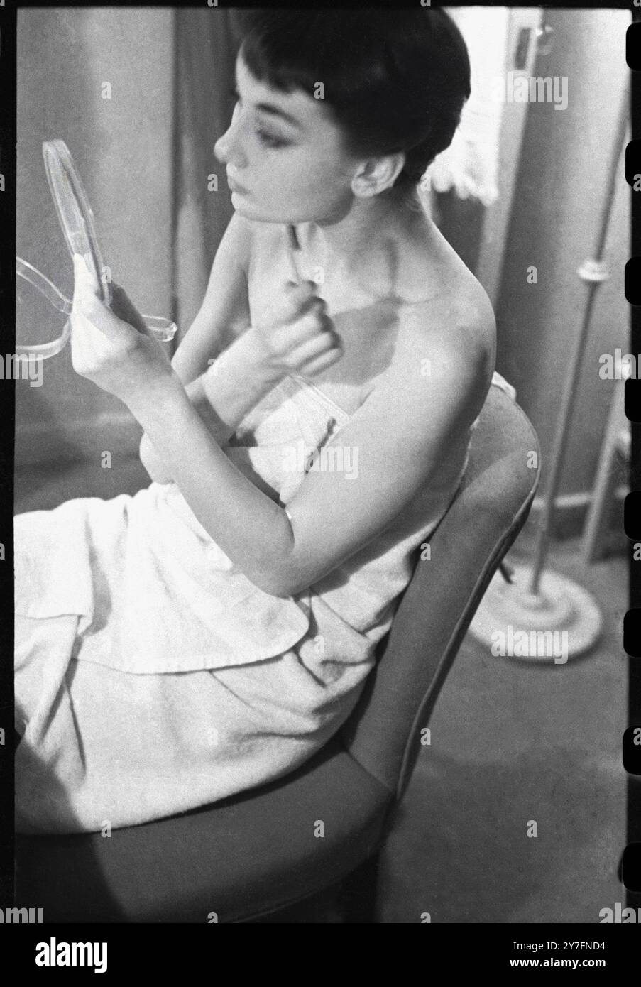 Audrey Hepburn macht eine Aufführung von Gigi in ihrer Garderobe am Broadway, New York, USA, wieder wett. 1952. Foto von George Douglas Stockfoto