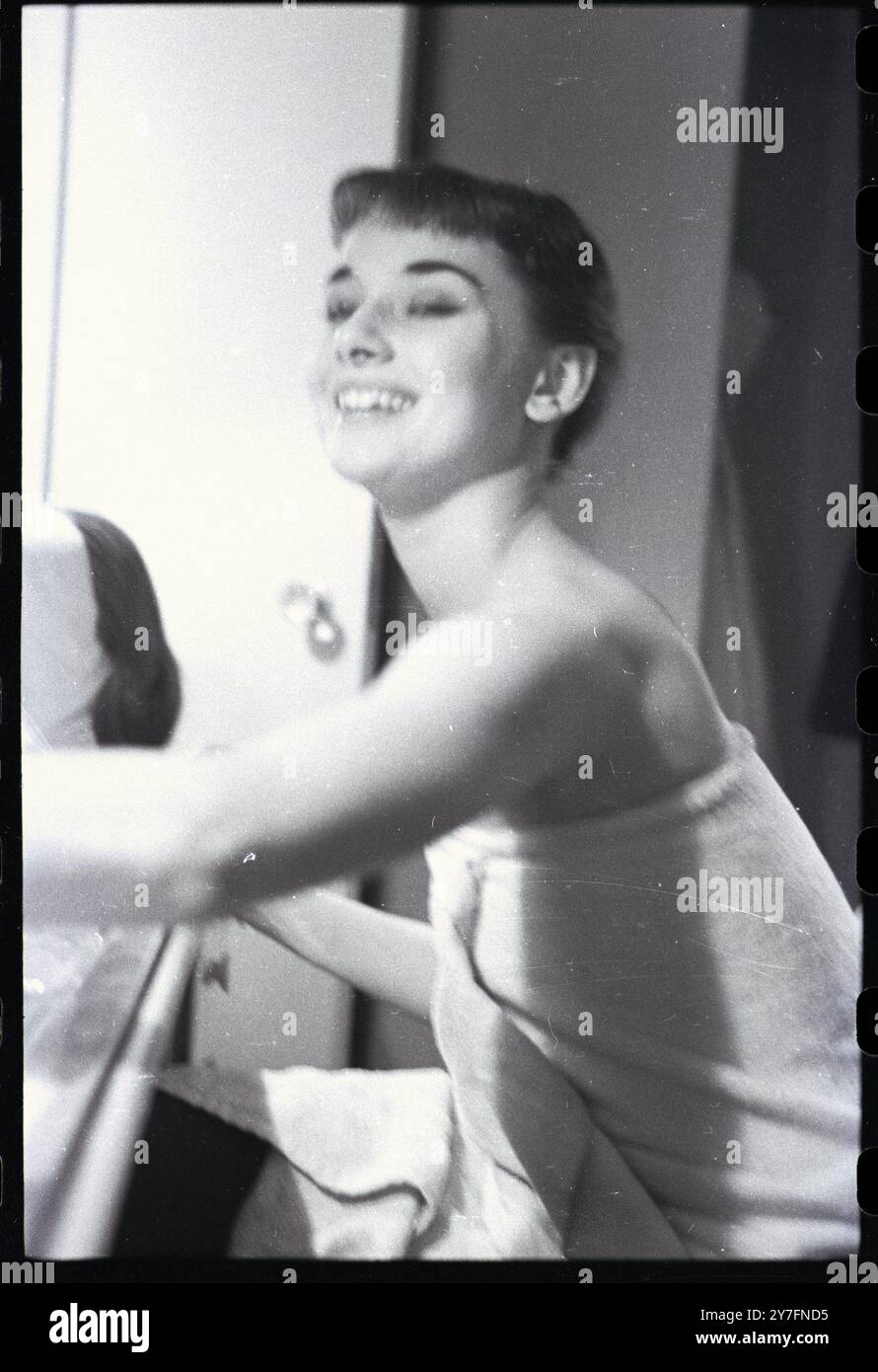 Audrey Hepburn macht eine Aufführung von Gigi in ihrer Garderobe am Broadway, New York, USA, wieder wett. 1952. Foto von George Douglas Stockfoto