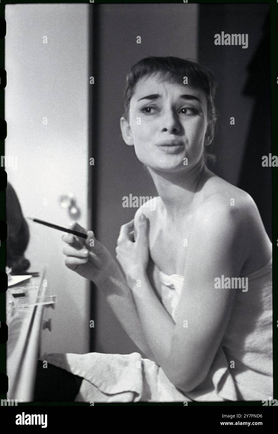 Audrey Hepburn macht eine Aufführung von Gigi in ihrer Garderobe am Broadway, New York, USA, wieder wett. 1952. Foto von George Douglas Stockfoto