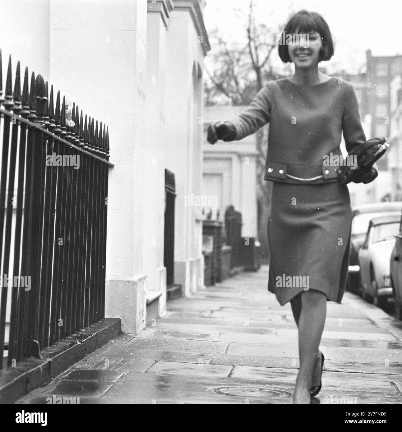 Mary Quant in Chelsea, London, 1963. b. 1934. Die Modekönigin der 1960er Jahre, die den Minirock und die Hot Hosen in die tägliche Kleidung brachte und Pionierarbeit für erschwingliche, lustige Mode für junge Menschen leistete. Foto von George Douglas Stockfoto
