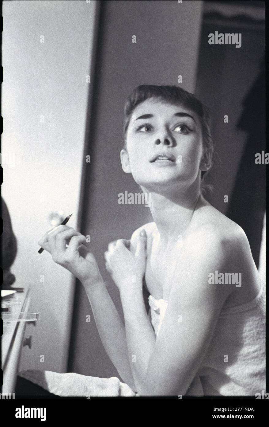 Audrey Hepburn macht eine Aufführung von Gigi in ihrer Garderobe am Broadway, New York, USA, wieder wett. 1952. Foto von George Douglas Stockfoto