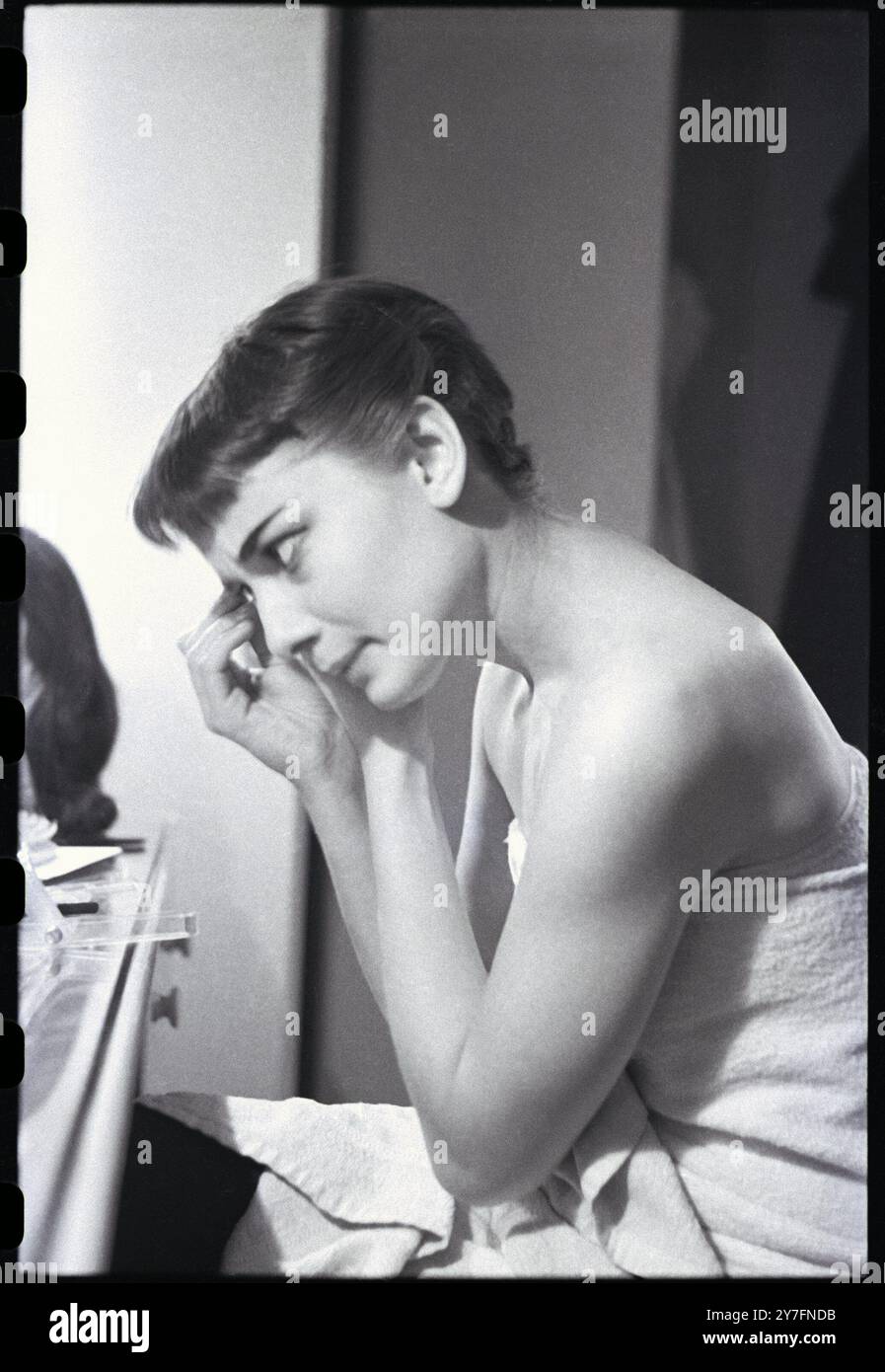Audrey Hepburn macht eine Aufführung von Gigi in ihrer Garderobe am Broadway, New York, USA, wieder wett. 1952. Foto von George Douglas Stockfoto