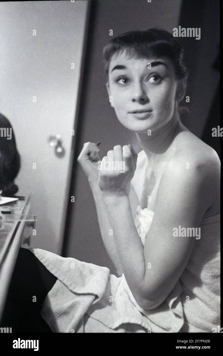 Audrey Hepburn macht eine Aufführung von Gigi in ihrer Garderobe am Broadway, New York, USA, wieder wett. 1952. Foto von George Douglas Stockfoto