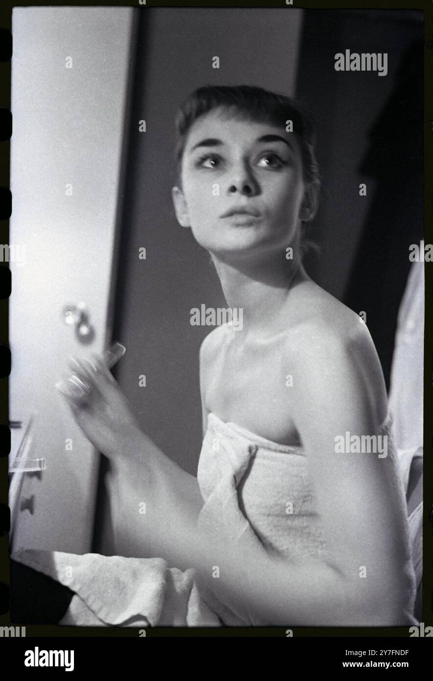 Audrey Hepburn macht eine Aufführung von Gigi in ihrer Garderobe am Broadway, New York, USA, wieder wett. 1952. Foto von George Douglas Stockfoto