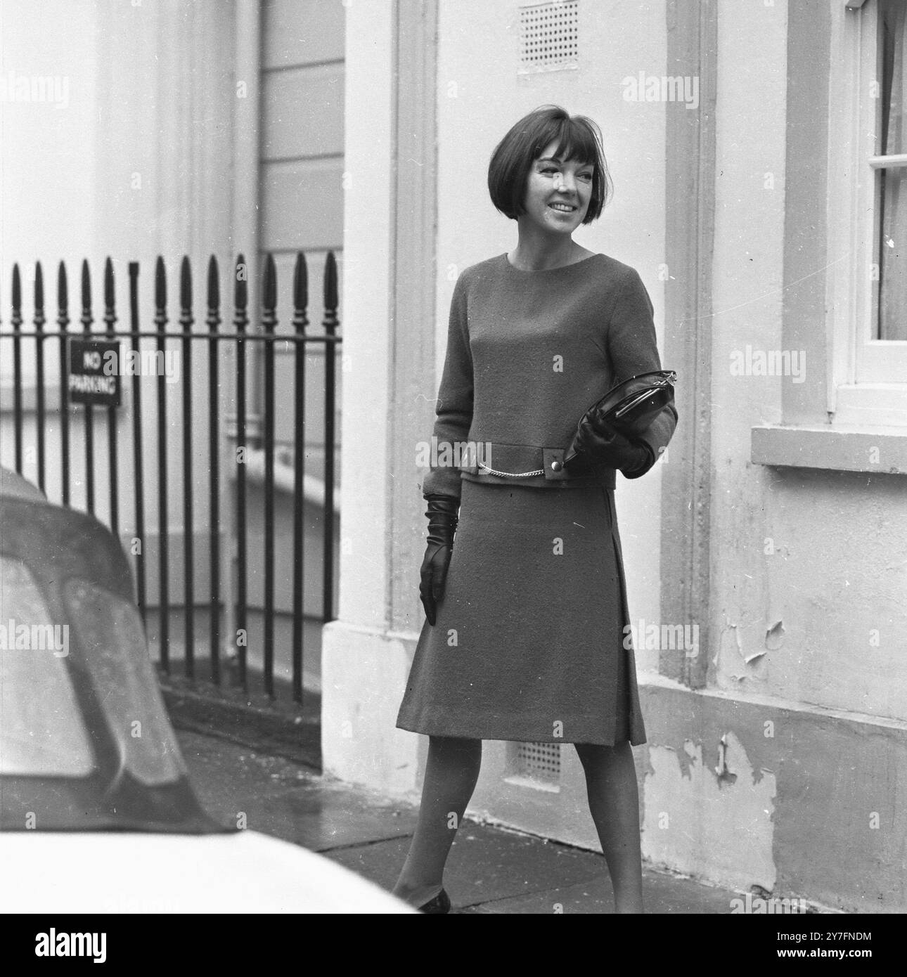 Mary Quant in Chelsea, London, 1963. b. 1934. Die Modekönigin der 1960er Jahre, die den Minirock und die Hot Hosen in die tägliche Kleidung brachte und Pionierarbeit für erschwingliche, lustige Mode für junge Menschen leistete. Foto von George Douglas Stockfoto