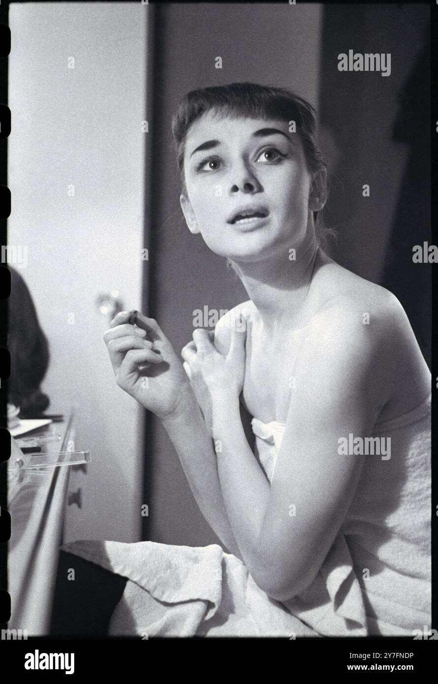 Audrey Hepburn macht eine Aufführung von Gigi in ihrer Garderobe am Broadway, New York, USA, wieder wett. 1952. Foto von George Douglas Stockfoto