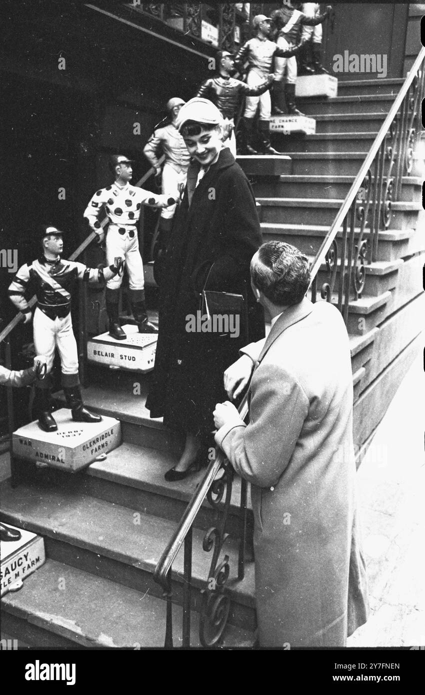 Audrey Hepburn besuchte 1952 New York, USA, wo sie 1952 in Gigi am Broadway in New York spielte. Sie ist mit ihrem Verlobten James Hanson zusammen, der später Lord Hanson wurde. Sie befinden sich auf den Stufen des 21 Clubs im Zentrum von Manhattan, in der 52nd Street. (21 West 52nd Street). Die ornamentalen Statuen von Jockeys sind seit den 1930er Jahren ein Merkmal des berühmten Restaurants und der Bar, Fotografie von George Douglas Stockfoto