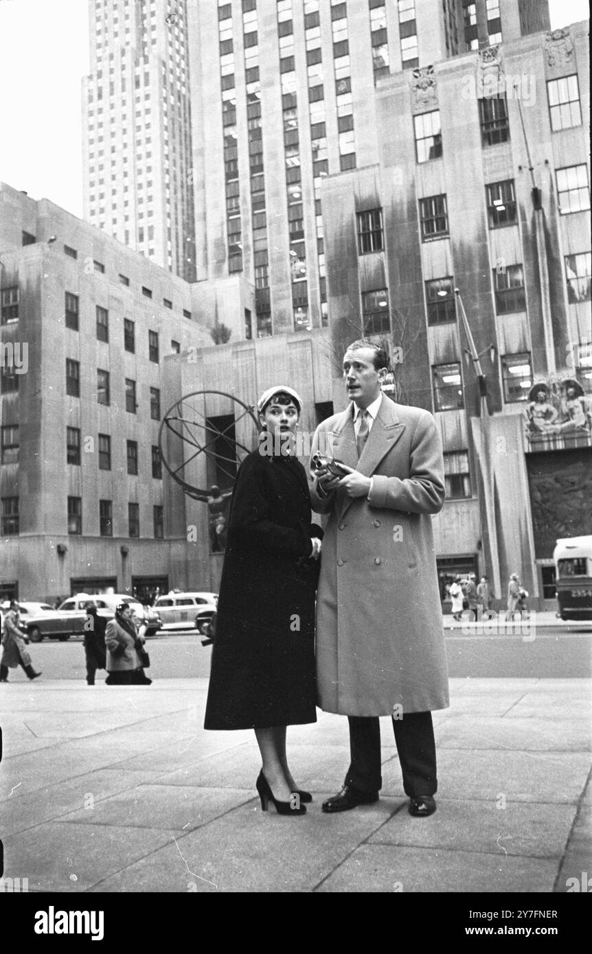 Audrey Hepburn besuchte 1952 New York, USA, wo sie 1952 in Gigi am Broadway in New York spielte. Sie ist mit ihrem Verlobten, James Hanson, auf einer Straße in Downtown Manhattan. Foto von George Douglas Stockfoto