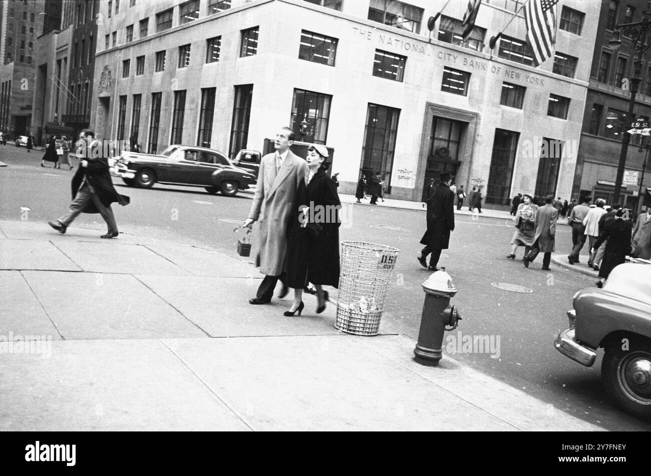 Audrey Hepburn besuchte 1952 New York, USA, wo sie 1952 in Gigi am Broadway in New York spielte. Sie ist mit ihrem Verlobten, James Hanson, auf einer Straße in Downtown Manhattan. Foto von George Douglas Stockfoto