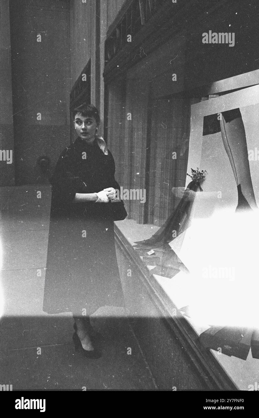 Audrey Hepburn war 1952 bei einem Besuch in New York, USA, wo sie 1952 in Gigi am Broadway in New York spielte. Sie ist auf einer Straße in Downtown Manhattan. Foto von George Douglas Stockfoto