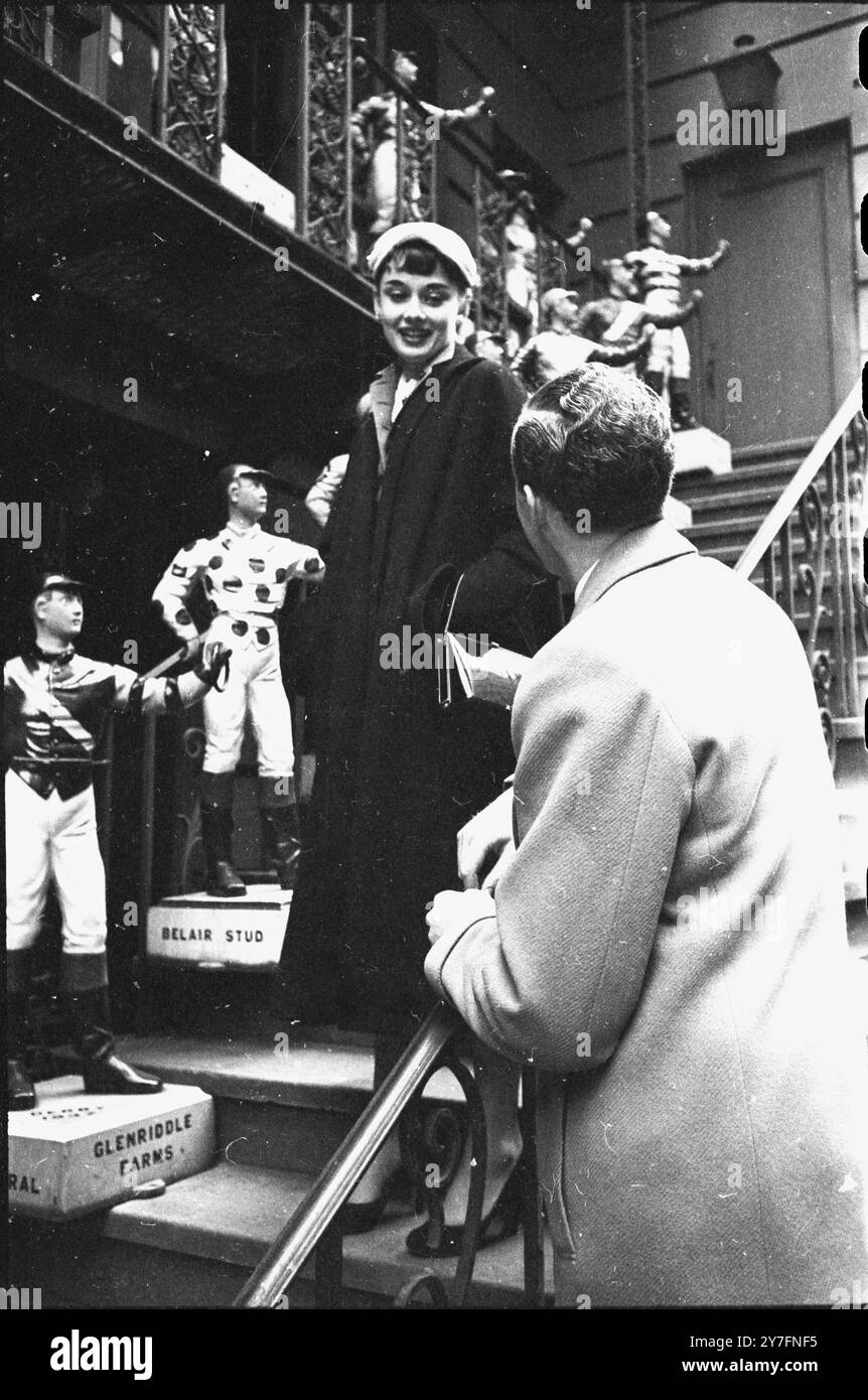 Audrey Hepburn besuchte 1952 New York, USA, wo sie 1952 in Gigi am Broadway in New York spielte. Sie ist mit ihrem Verlobten James Hanson zusammen, der später Lord Hanson wurde. Sie befinden sich auf den Stufen des 21 Clubs im Zentrum von Manhattan, in der 52nd Street. (21 West 52nd Street). Die ornamentalen Statuen von Jockeys sind seit den 1930er Jahren ein Merkmal des berühmten Restaurants und der Bar, Fotografie von George Douglas Stockfoto