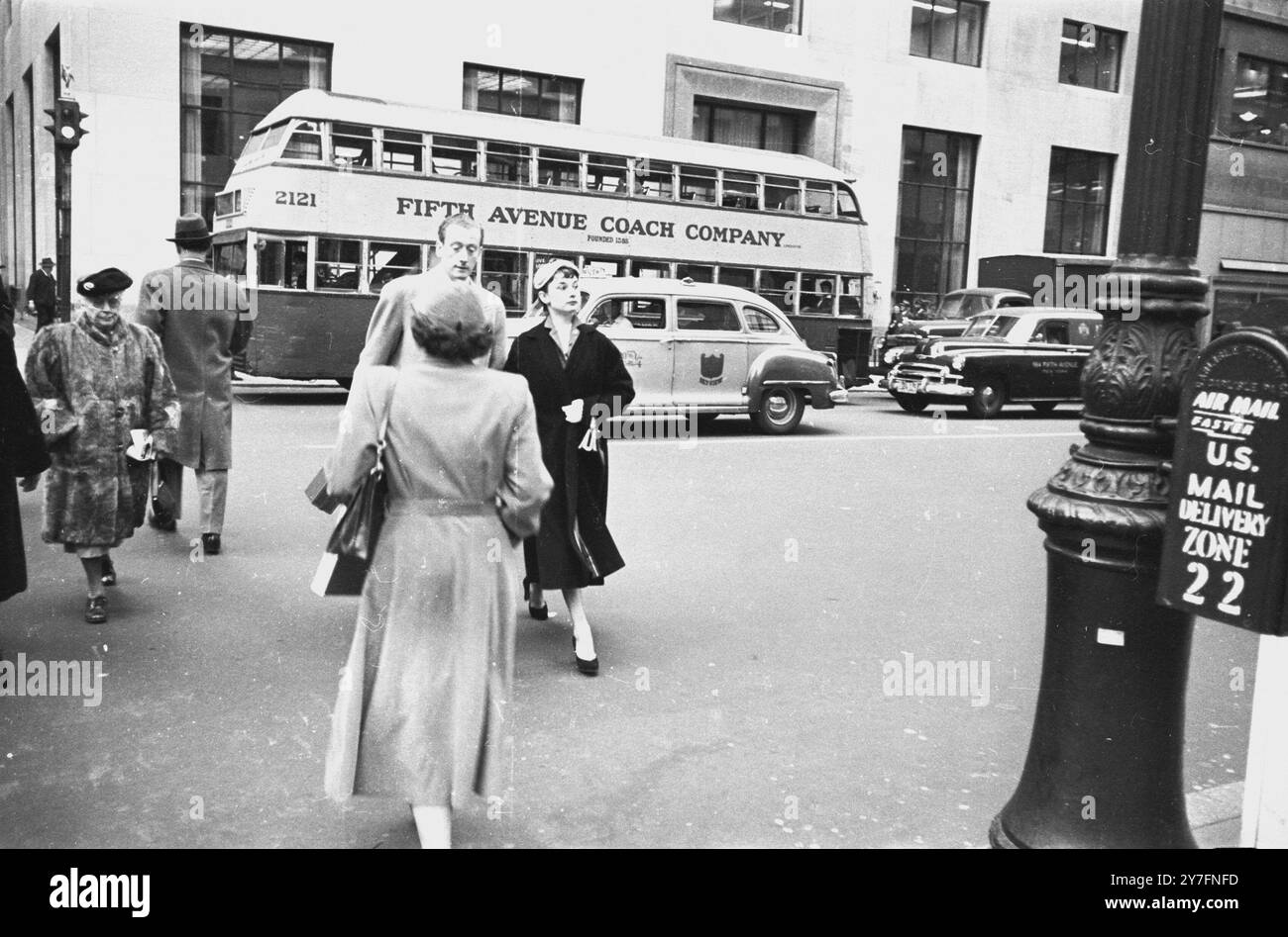 Audrey Hepburn besuchte 1952 New York, USA, wo sie 1952 in Gigi am Broadway in New York spielte. Sie ist mit ihrem Verlobten, James Hanson, auf einer Straße in Downtown Manhattan. Foto von George Douglas Stockfoto