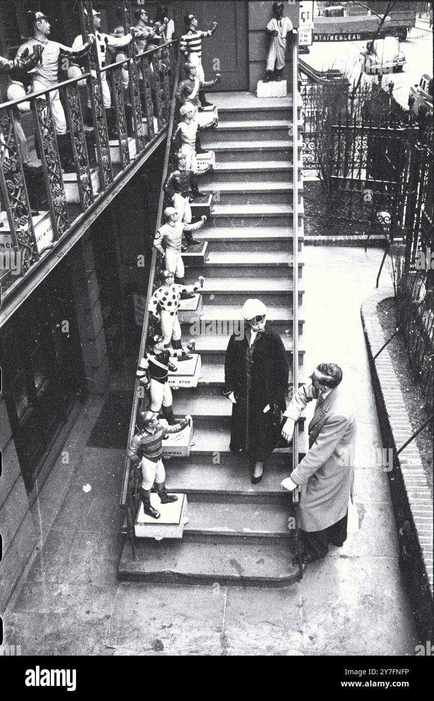 Audrey Hepburn besuchte 1952 New York, USA, wo sie 1952 in Gigi am Broadway in New York spielte. Sie ist mit ihrem Verlobten James Hanson zusammen, der später Lord Hanson wurde. Sie befinden sich auf den Stufen des 21 Clubs im Zentrum von Manhattan, in der 52nd Street. (21 West 52nd Street). Die ornamentalen Statuen von Jockeys sind seit den 1930er Jahren ein Merkmal des berühmten Restaurants und der Bar, Fotografie von George Douglas Stockfoto
