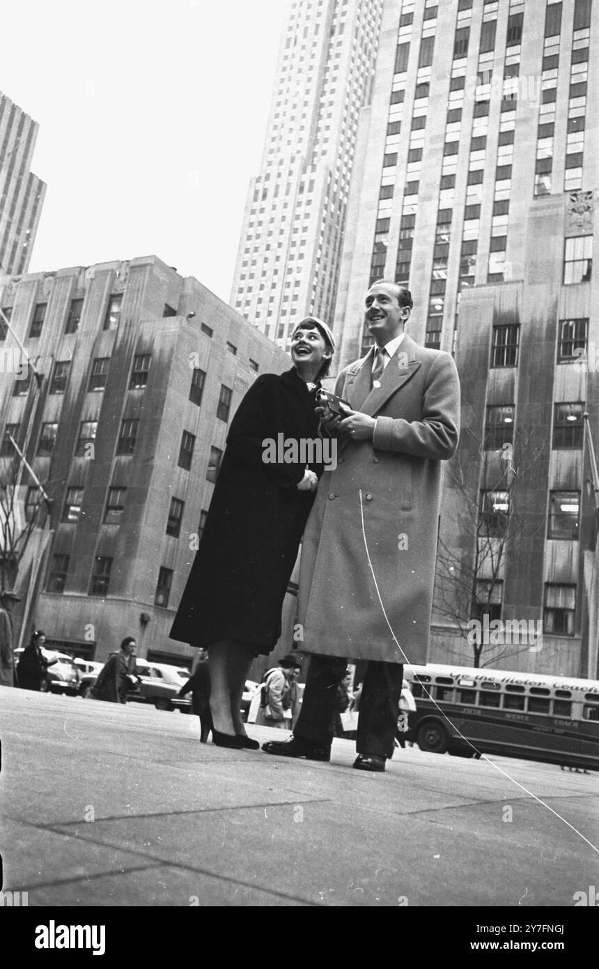 Audrey Hepburn besuchte 1952 New York, USA, wo sie 1952 in Gigi am Broadway in New York spielte. Sie ist mit ihrem Verlobten, James Hanson, auf einer Straße in Downtown Manhattan. Foto von George Douglas Stockfoto