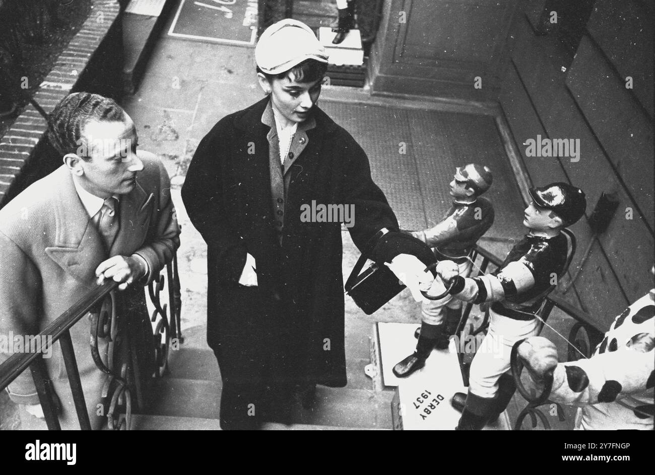 Audrey Hepburn besuchte 1952 New York, USA, wo sie 1952 in Gigi am Broadway in New York spielte. Sie ist mit ihrem Verlobten James Hanson zusammen, der später Lord Hanson wurde. Sie befinden sich auf den Stufen des 21 Clubs im Zentrum von Manhattan, in der 52nd Street. (21 West 52nd Street). Die ornamentalen Statuen von Jockeys sind seit den 1930er Jahren ein Merkmal des berühmten Restaurants und der Bar, Fotografie von George Douglas Stockfoto
