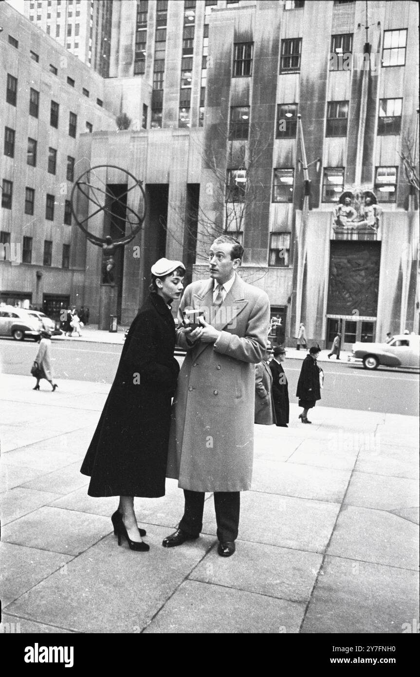 Audrey Hepburn besuchte 1952 New York, USA, wo sie 1952 in Gigi am Broadway in New York spielte. Sie ist mit ihrem Verlobten, James Hanson, auf einer Straße in Downtown Manhattan. Foto von George Douglas Stockfoto