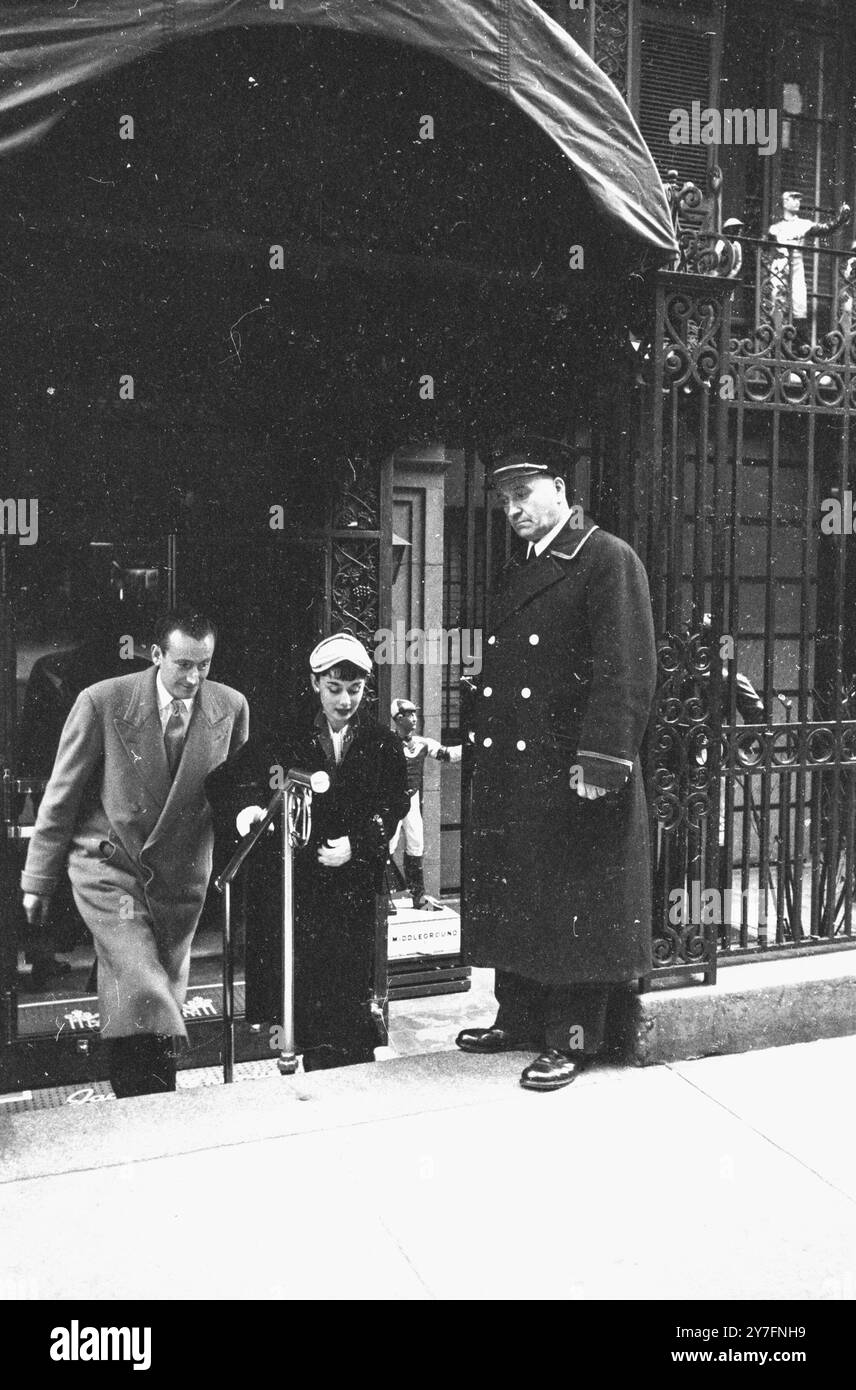 Audrey Hepburn besuchte 1952 New York, USA, wo sie 1952 in Gigi am Broadway in New York spielte. Sie ist mit ihrem Verlobten James Hanson zusammen, der später Lord Hanson wurde. Sie befinden sich auf den Stufen des 21 Clubs im Zentrum von Manhattan, in der 52nd Street. (21 West 52nd Street). Die ornamentalen Statuen von Jockeys sind seit den 1930er Jahren ein Merkmal des berühmten Restaurants und der Bar, Fotografie von George Douglas Stockfoto