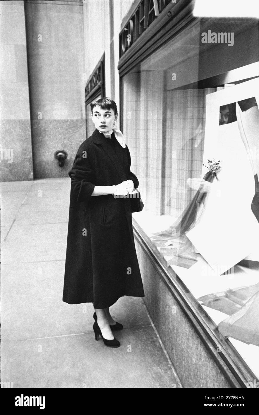 Audrey Hepburn war 1952 bei einem Besuch in New York, USA, wo sie 1952 in Gigi am Broadway in New York spielte. Sie ist auf einer Straße in Downtown Manhattan, im Gotham Book Mart. Foto von George Douglas Stockfoto
