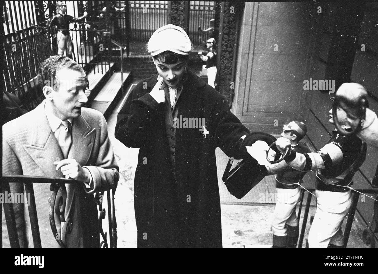 Audrey Hepburn besuchte 1952 New York, USA, wo sie 1952 in Gigi am Broadway in New York spielte. Sie ist mit ihrem Verlobten James Hanson zusammen, der später Lord Hanson wurde. Sie befinden sich auf den Stufen des 21 Clubs im Zentrum von Manhattan, in der 52nd Street. (21 West 52nd Street). Die ornamentalen Statuen von Jockeys sind seit den 1930er Jahren ein Merkmal des berühmten Restaurants und der Bar, Fotografie von George Douglas Stockfoto
