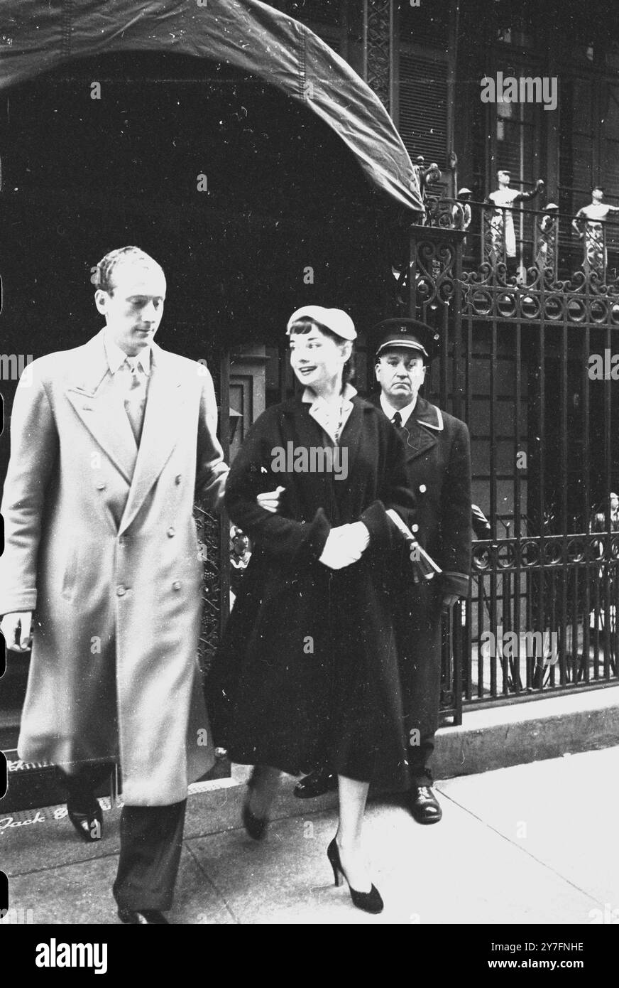 Audrey Hepburn besuchte 1952 New York, USA, wo sie 1952 in Gigi am Broadway in New York spielte. Sie ist mit ihrem Verlobten James Hanson zusammen, der später Lord Hanson wurde. Sie befinden sich auf den Stufen des 21 Clubs im Zentrum von Manhattan, in der 52nd Street. (21 West 52nd Street). Die ornamentalen Statuen von Jockeys sind seit den 1930er Jahren ein Merkmal des berühmten Restaurants und der Bar, Fotografie von George Douglas Stockfoto