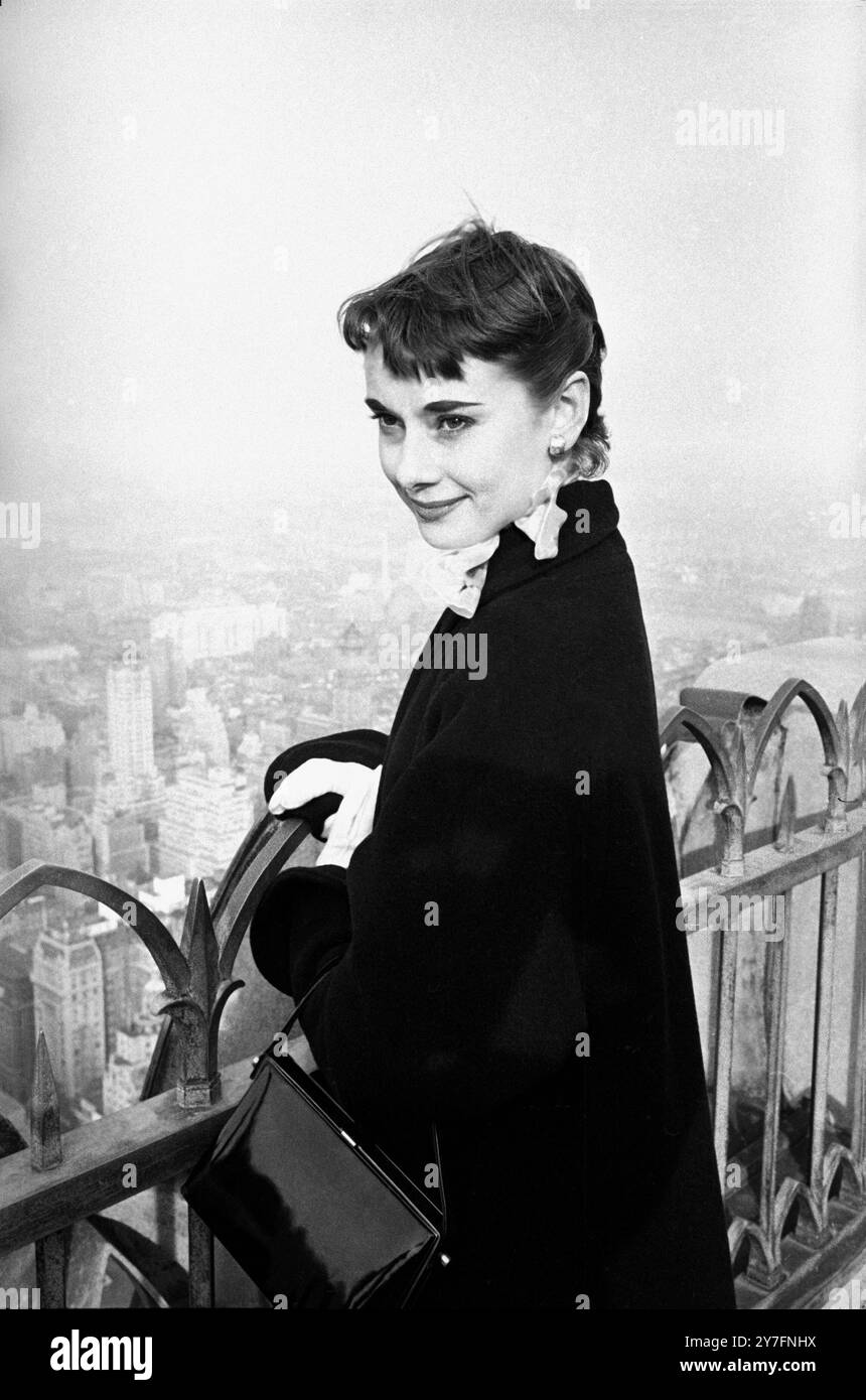 Audrey Hepburn besuchte 1952 New York, USA, wo sie 1952 in Gigi am Broadway in New York spielte. Sie befindet sich oben auf dem Rockerfeller Tower auf der Aussichtsplattform mit Blick auf die Skyline von Manhattan. Foto von George Douglas, ausgewählt für die Ausstellung der National Portrait Gallery 2015 - Audrey Hepburn: Portraits of an icon Stockfoto