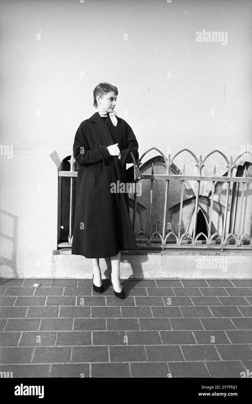 Audrey Hepburn besuchte 1952 New York, USA, wo sie 1952 in Gigi am Broadway in New York spielte. Sie befindet sich oben auf dem Rockerfeller Tower auf der Aussichtsplattform mit Blick auf die Skyline von Manhattan. Foto von George Douglas Stockfoto