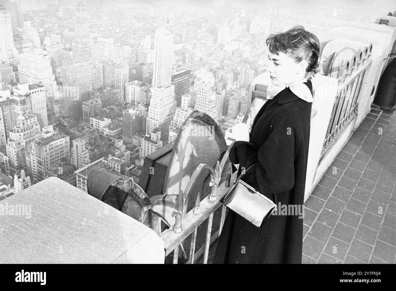 Audrey Hepburn besuchte 1952 New York, USA, wo sie 1952 in Gigi am Broadway in New York spielte. Sie befindet sich oben auf dem Rockerfeller Tower auf der Aussichtsplattform mit Blick auf die Skyline von Manhattan. Foto von George Douglas Stockfoto
