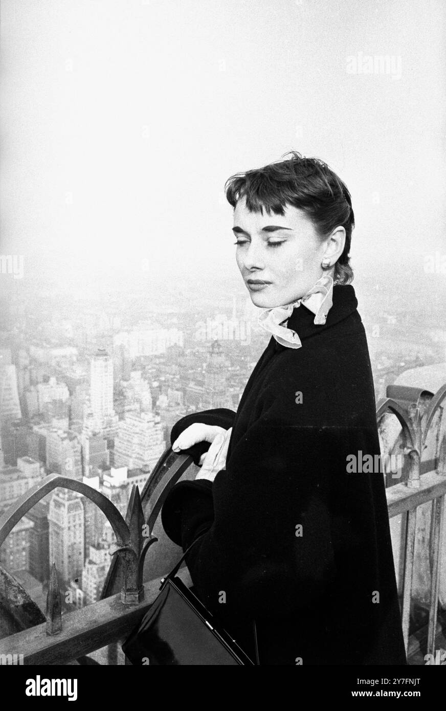 Audrey Hepburn besuchte 1952 New York, USA, wo sie 1952 in Gigi am Broadway in New York spielte. Sie befindet sich oben auf dem Rockerfeller Tower auf der Aussichtsplattform mit Blick auf die Skyline von Manhattan. Foto von George Douglas Stockfoto