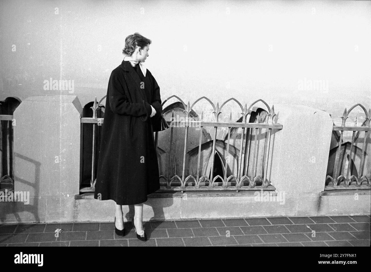 Audrey Hepburn besuchte 1952 New York, USA, wo sie 1952 in Gigi am Broadway in New York spielte. Sie befindet sich oben auf dem Rockerfeller Tower auf der Aussichtsplattform mit Blick auf die Skyline von Manhattan. Foto von George Douglas Stockfoto
