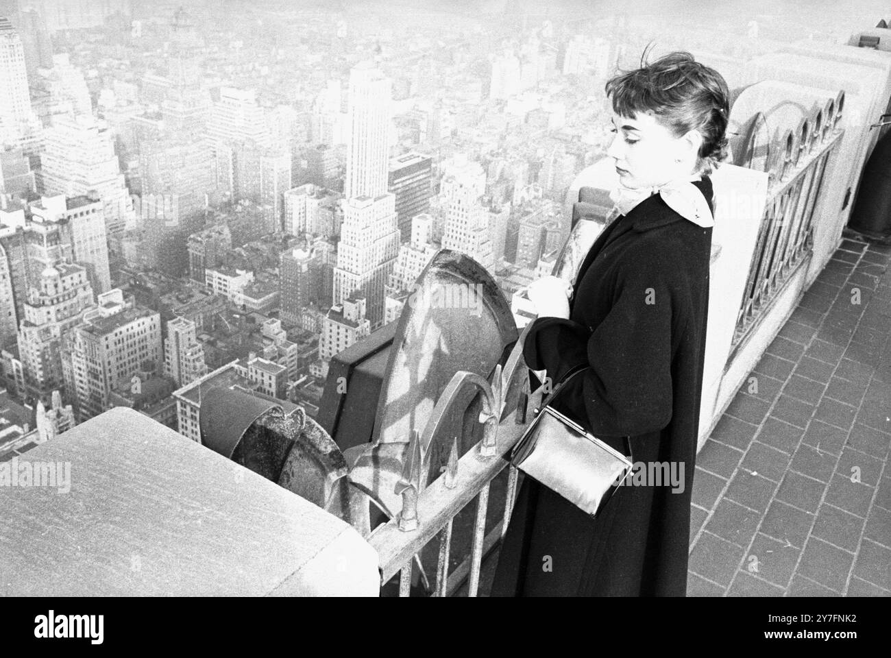 Audrey Hepburn besuchte 1952 New York, USA, wo sie 1952 in Gigi am Broadway in New York spielte. Sie befindet sich oben auf dem Rockerfeller Tower auf der Aussichtsplattform mit Blick auf die Skyline von Manhattan. Foto von George Douglas Stockfoto