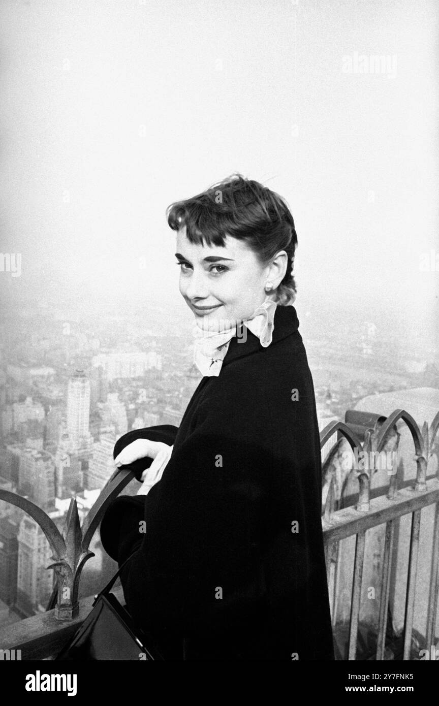 Audrey Hepburn besuchte 1952 New York, USA, wo sie 1952 in Gigi am Broadway in New York spielte. Sie befindet sich oben auf dem Rockerfeller Tower auf der Aussichtsplattform mit Blick auf die Skyline von Manhattan. Foto von George Douglas Stockfoto