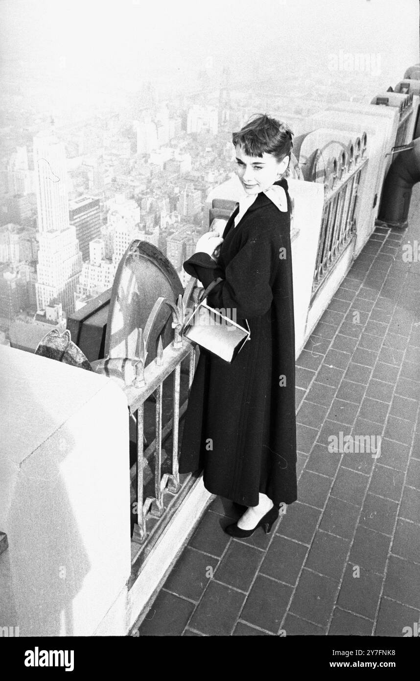 Audrey Hepburn besuchte 1952 New York, USA, wo sie 1952 in Gigi am Broadway in New York spielte. Sie befindet sich oben auf dem Rockerfeller Tower auf der Aussichtsplattform mit Blick auf die Skyline von Manhattan. Foto von George Douglas Stockfoto