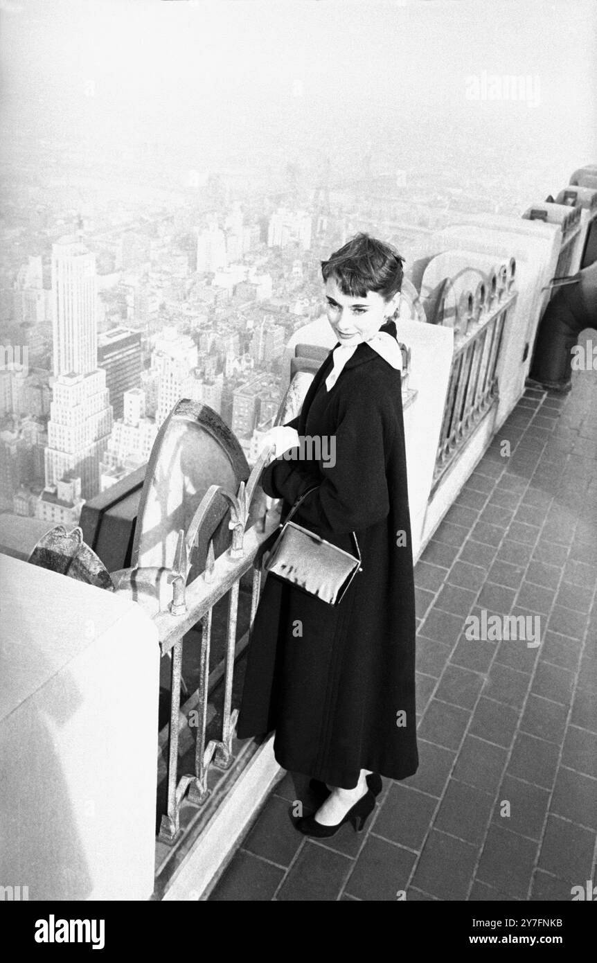 Audrey Hepburn besuchte 1952 New York, USA, wo sie 1952 in Gigi am Broadway in New York spielte. Sie befindet sich oben auf dem Rockerfeller Tower auf der Aussichtsplattform mit Blick auf die Skyline von Manhattan. Foto von George Douglas Stockfoto