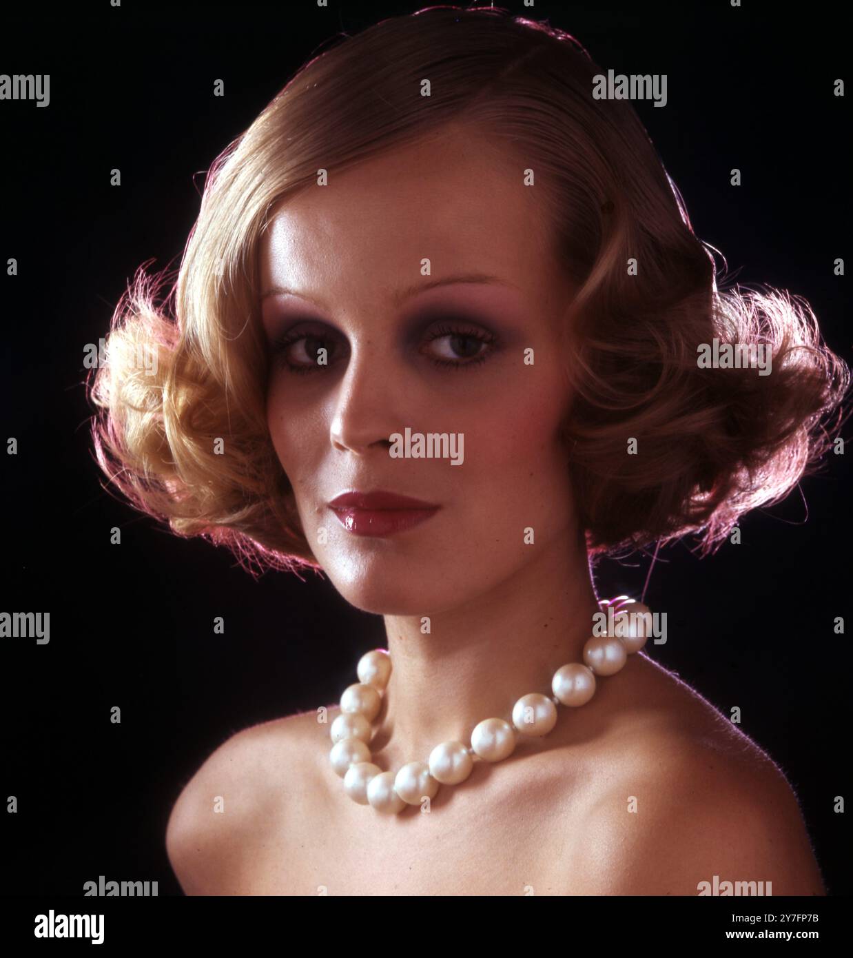 Eine junge Frau, die sehr elegant aus den 1970er Jahren aussieht Stockfoto